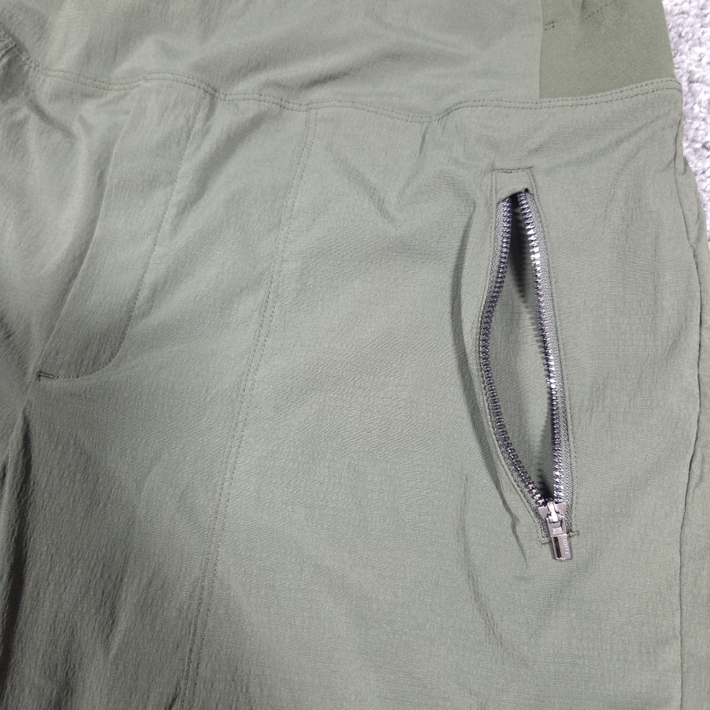 Athleta Olive Utility Shorts Stretch Athleisure Size 12 - Picture 3 of 9